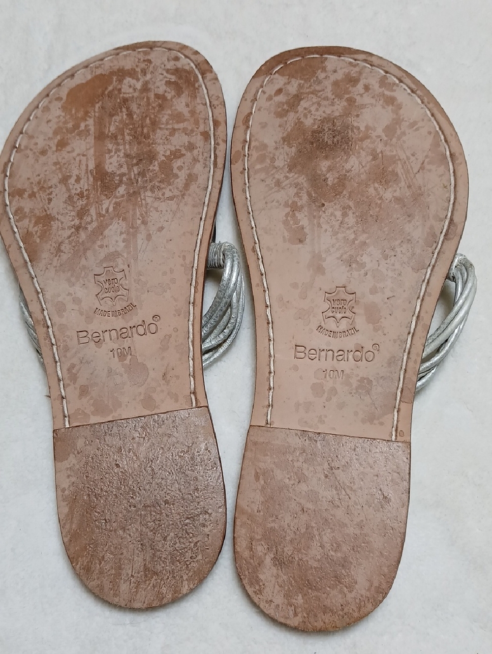 Bernardo Silver Thong Sandals Whit Medallion Logo Size 10 - Picture 3 of 6